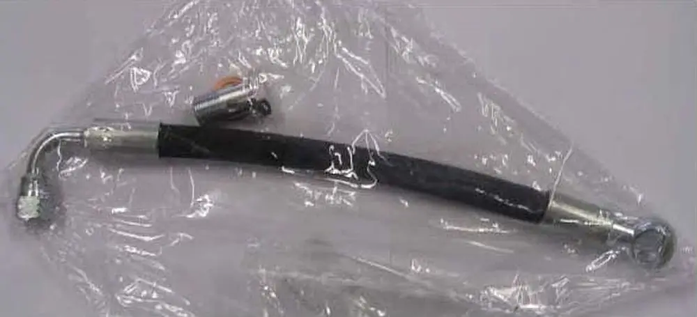 Remeha Hochdruckleitung in Plastiktüte verpackt, mit einer gebogenen Metalleitung und einem Anschlussstück.